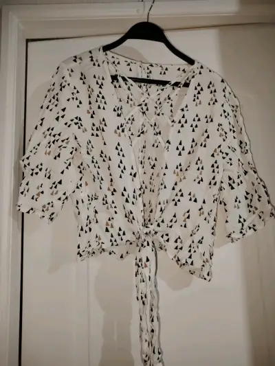 Blusa blanca con estampado geométrico - miniatura 1