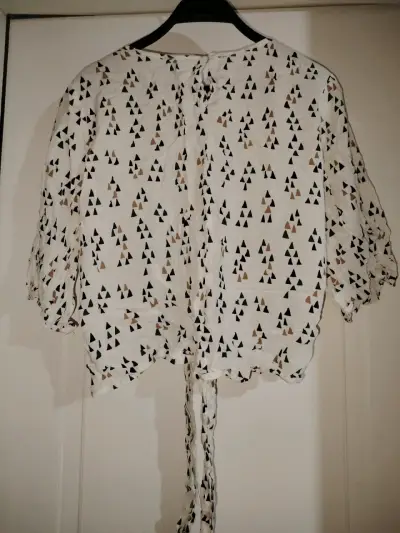 Blusa blanca con estampado geométrico - miniatura 2