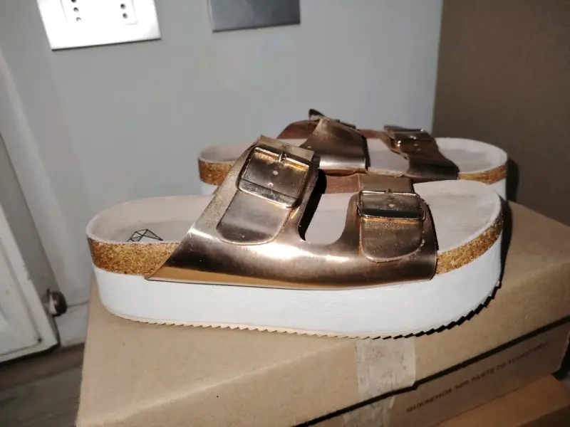 Sandalias doradas con plataforma - 1