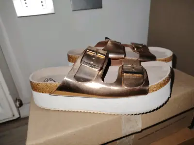 Sandalias doradas con plataforma - miniatura 1