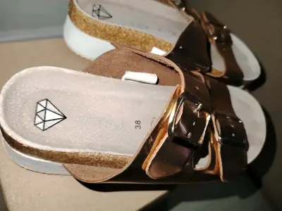 Sandalias doradas con plataforma - miniatura 2