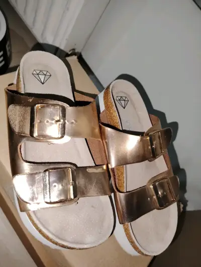 Sandalias doradas con plataforma - miniatura 3