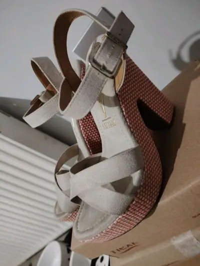 Sandalias taco alto beige - miniatura 1