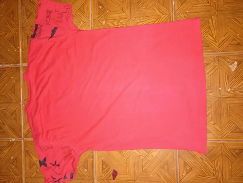 Polera roja con estampado A/X - 2