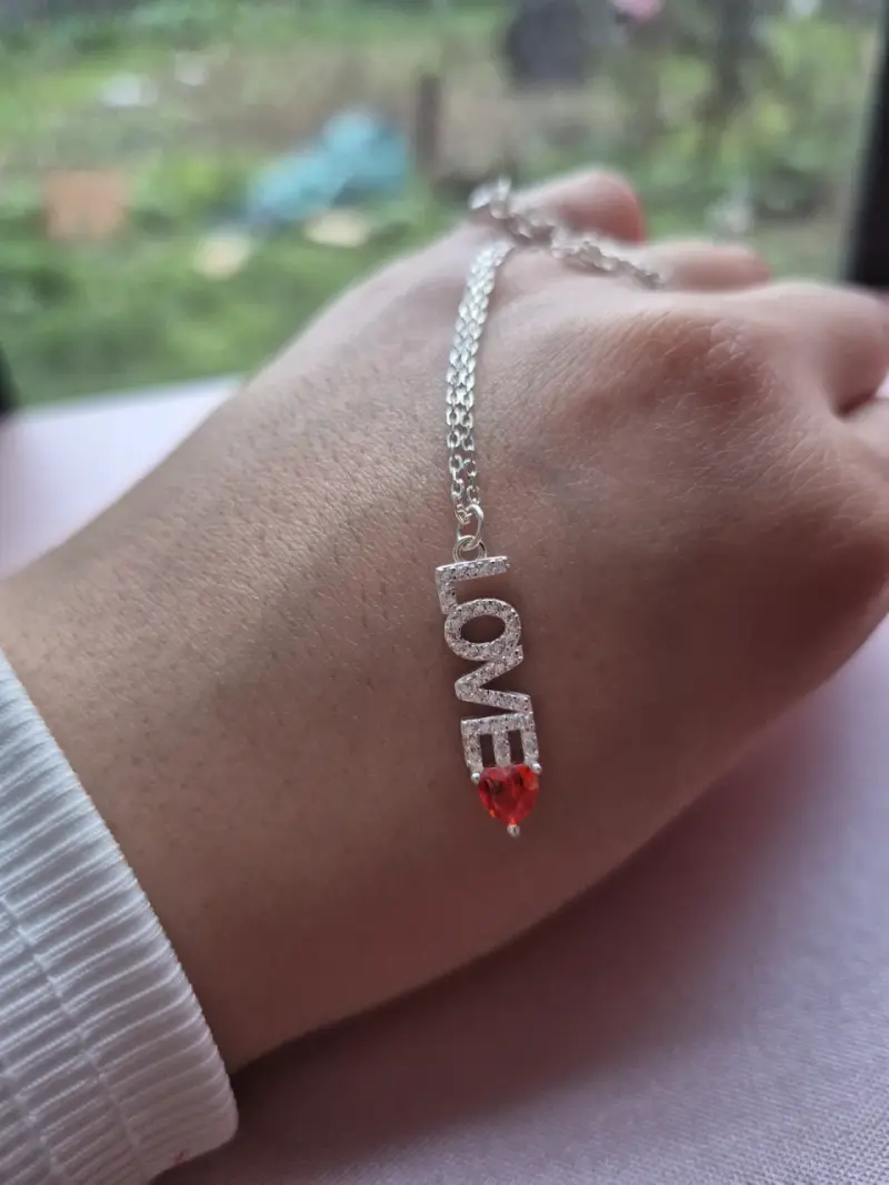 Pulsera LOVE con colgante rojo