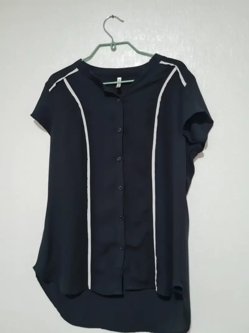 Blusa negra con botones