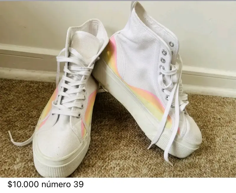 Zapatillas blancas con diseño arcoíris