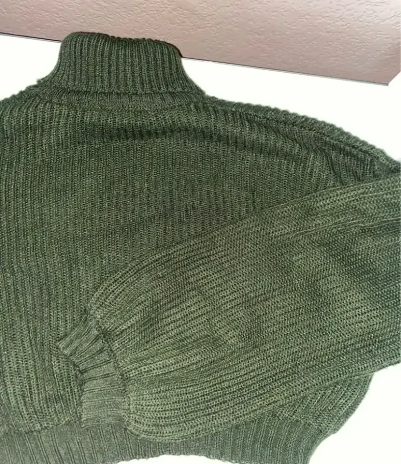 Suéter cuello alto verde oliva - 1