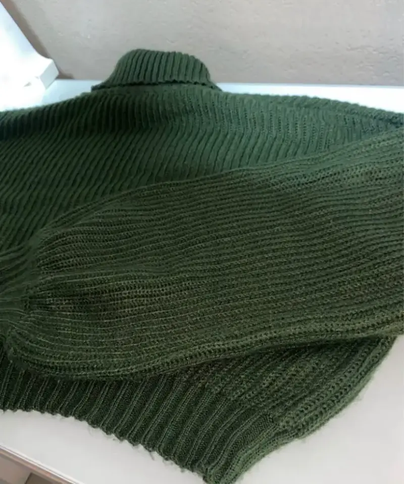Suéter cuello alto verde oliva - 2