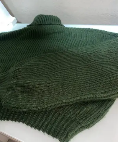 Suéter cuello alto verde oliva - miniatura 2