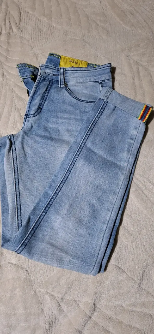 Jeans celestes con detalle multicolor