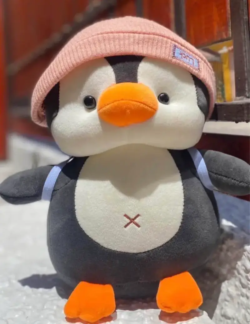 Peluche pingüino con gorro rosa