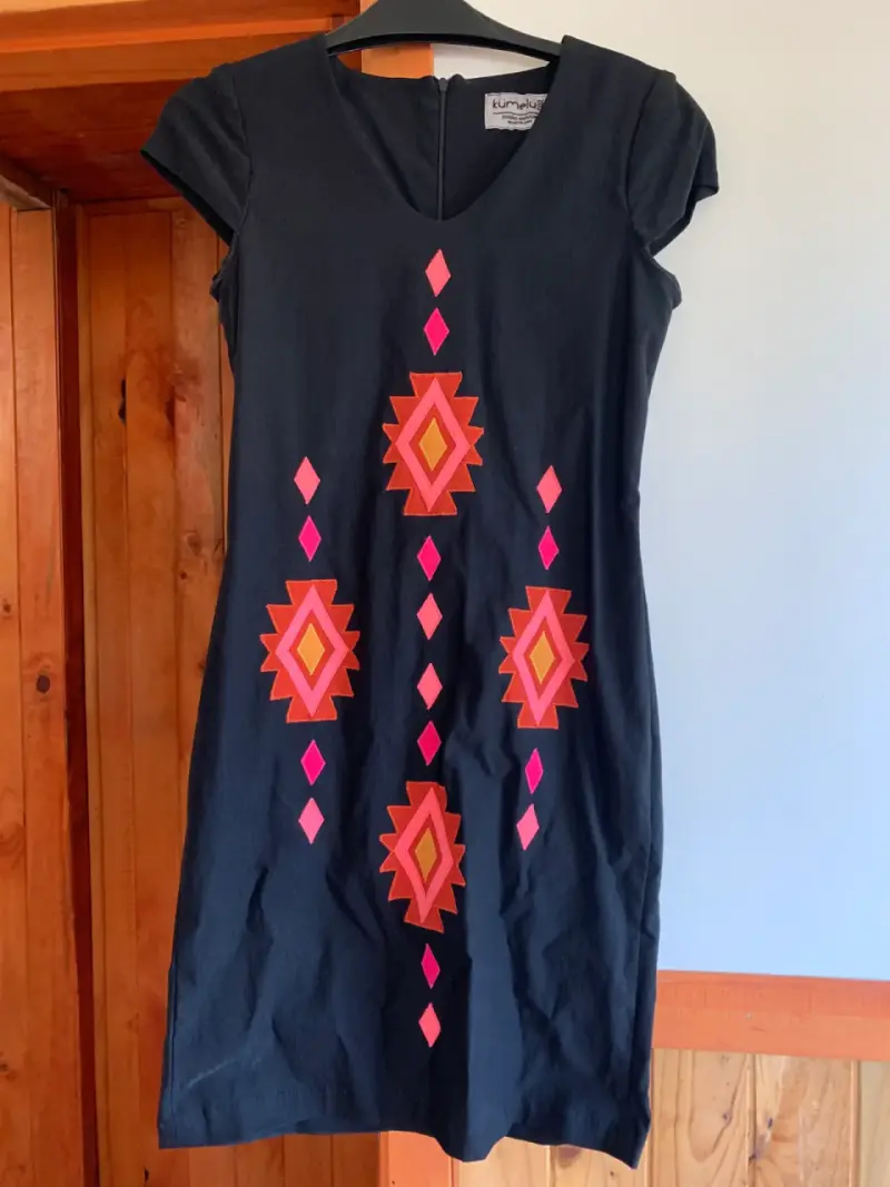 Vestido negro con estampado ñimin mapuche