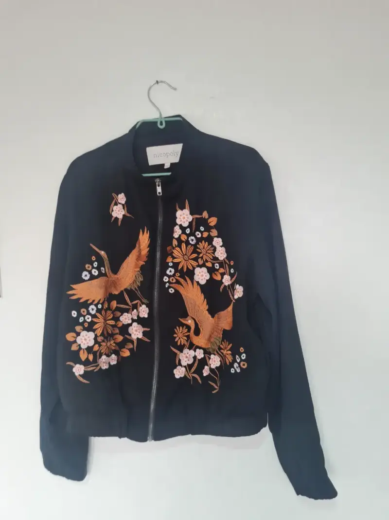 Chaqueta bomber bordada negra