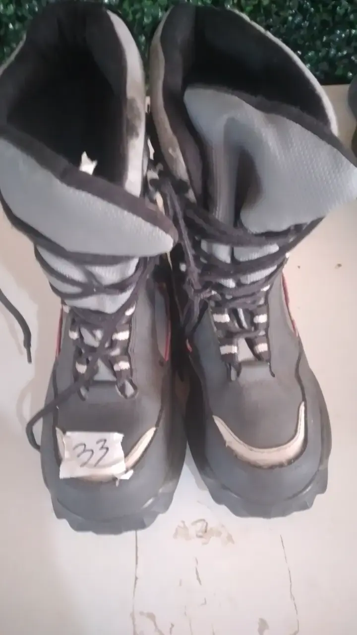 Botas de montaña negras talla 33