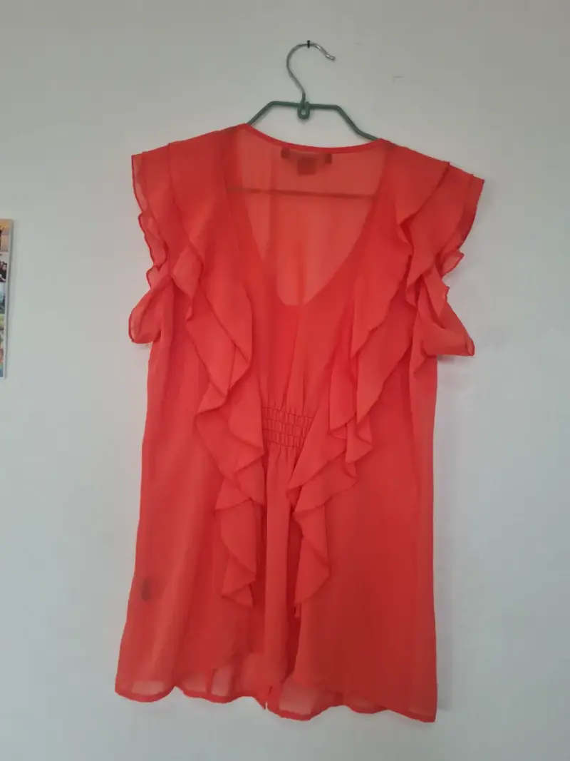 Blusa coral con volantes
