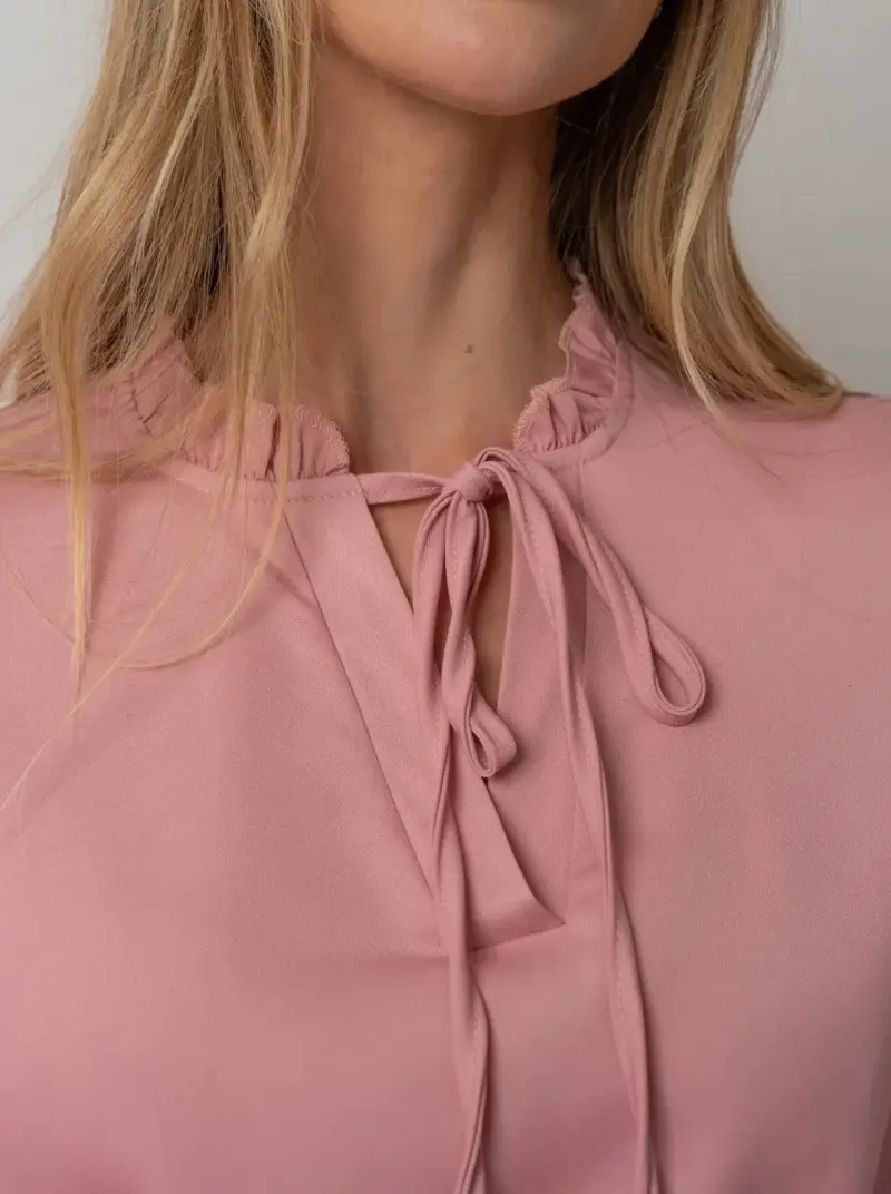 Blusa rosada con lazo - 4