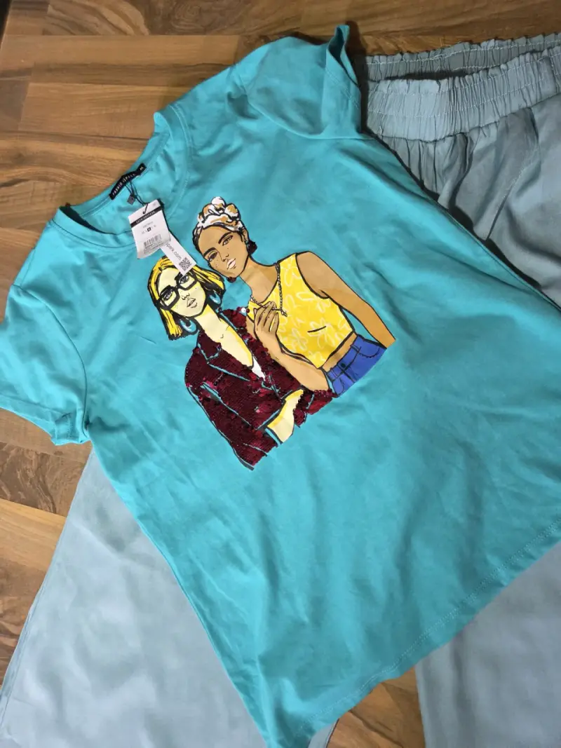 Polera turquesa con estampado colorido