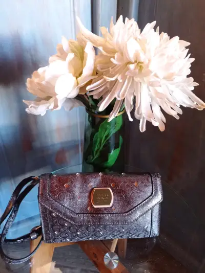 Cartera Guess plateada elegante - miniatura 1