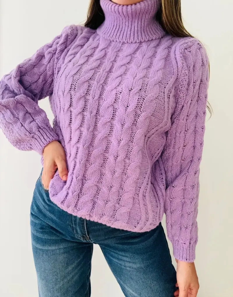 Suéter morado de lana trenzada