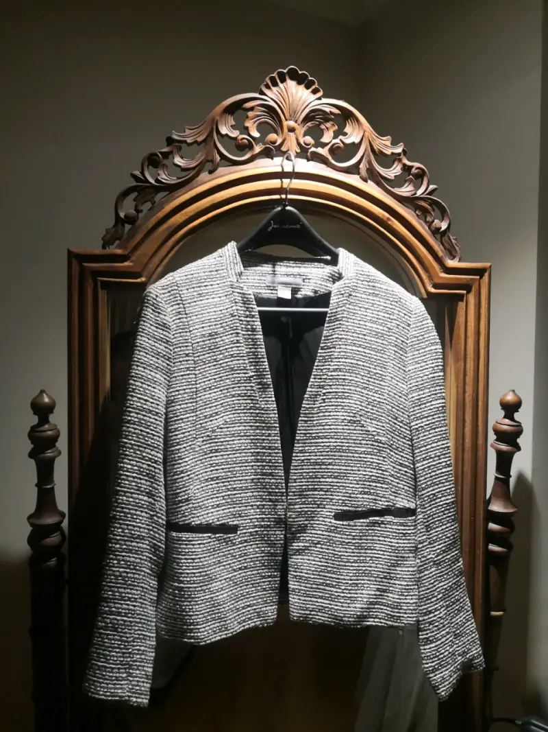 Chaqueta de mujer gris moderna