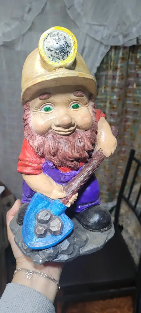 Figura de enano minero colorida
