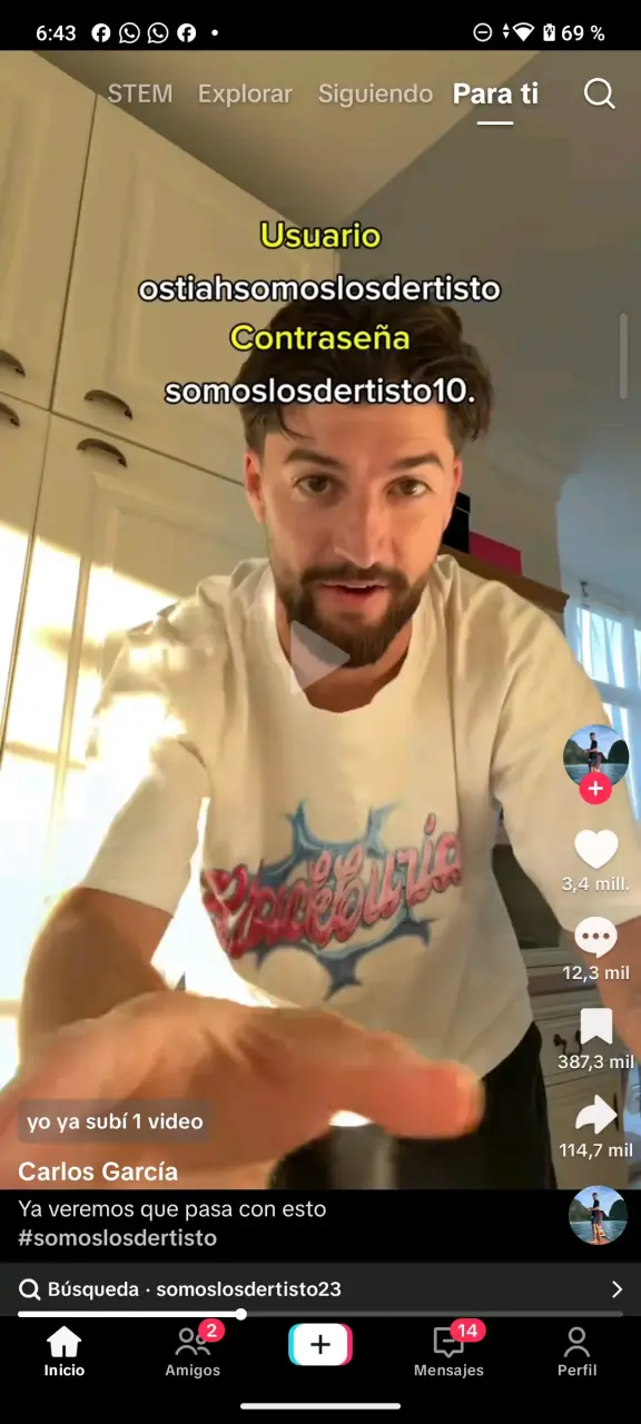 Polera blanca con diseño gráfico