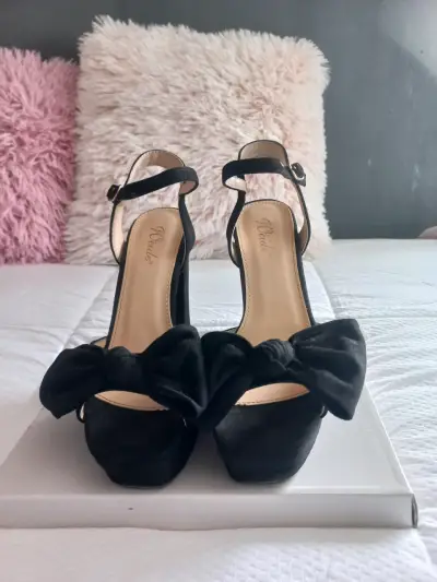 Tacones negros con lazo talla 37 - miniatura 1