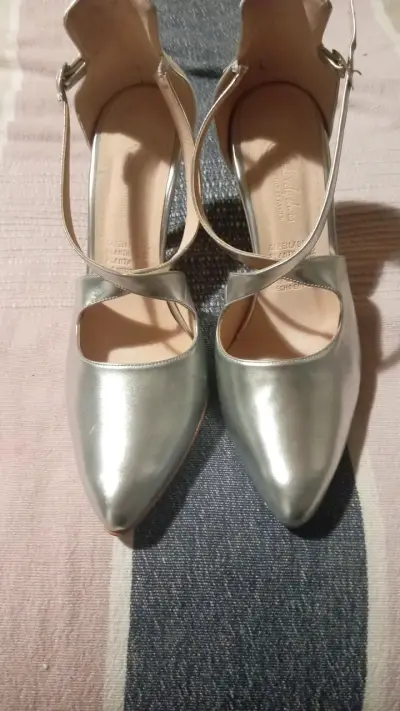Tacones plateados elegantes - miniatura 6