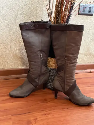 Botas largas marrones con taco - miniatura 1