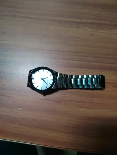 Reloj pulsera metálico - miniatura 1