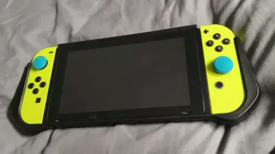 VENDO nintendo Swich casi nueva COMBERZABLE - miniatura 1