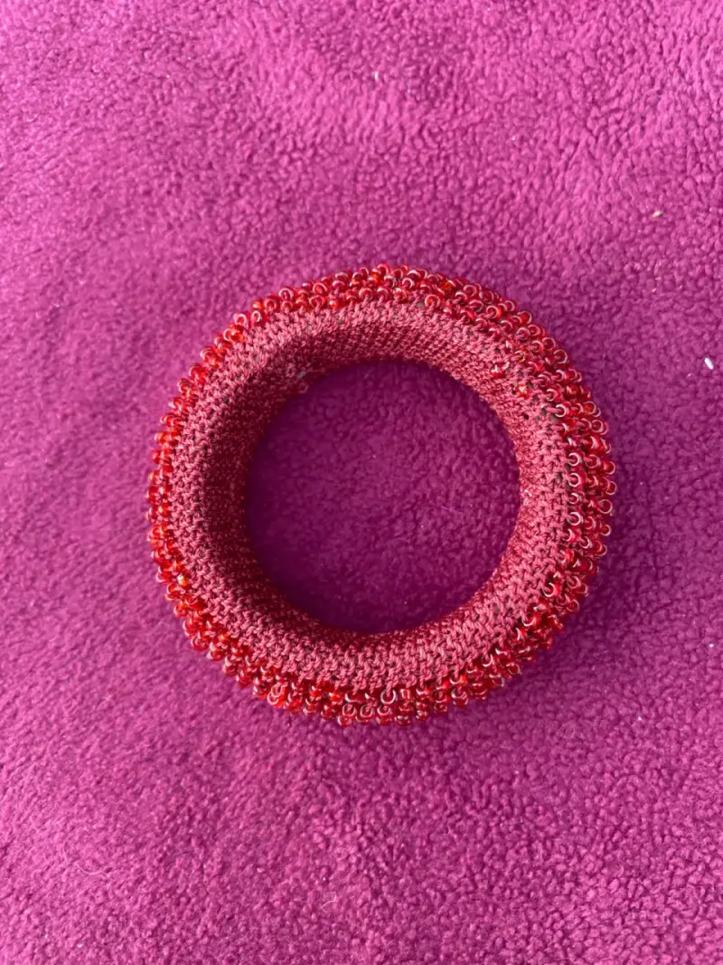 Pulsera tejida roja con mostacillas - 1