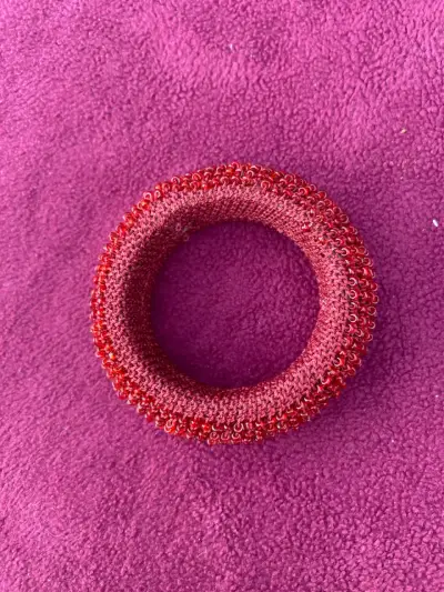 Pulsera tejida roja con mostacillas - miniatura 1