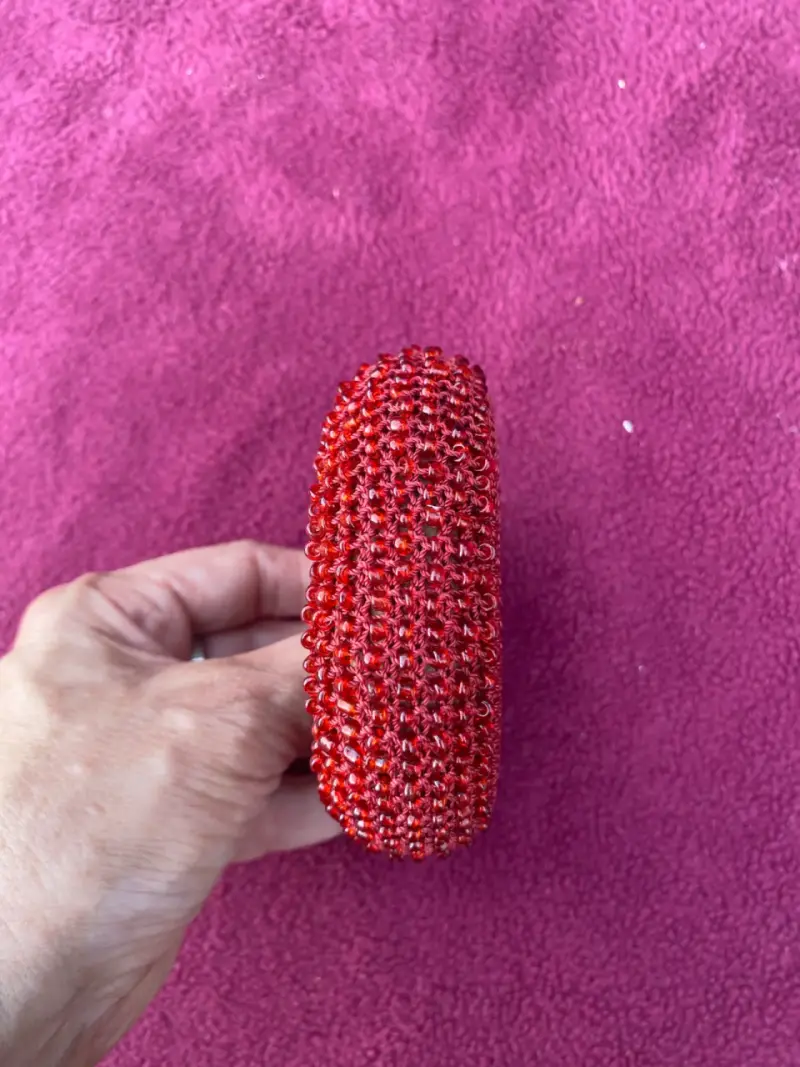Pulsera tejida roja con mostacillas - 2