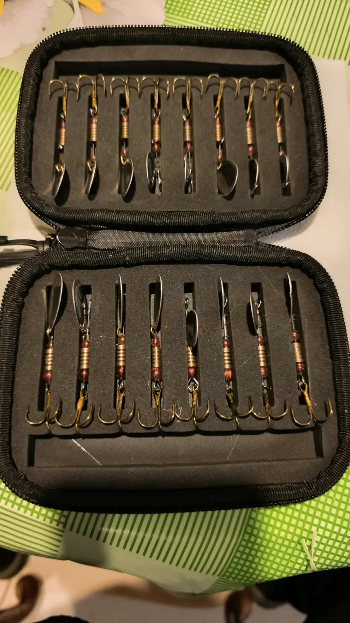Estuche con 16 cucharillas de pesca de truchas - 1
