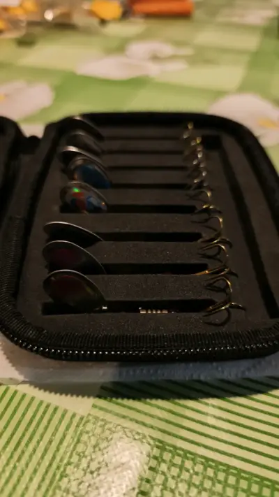 Estuche con 16 cucharillas de pesca de truchas - miniatura 2