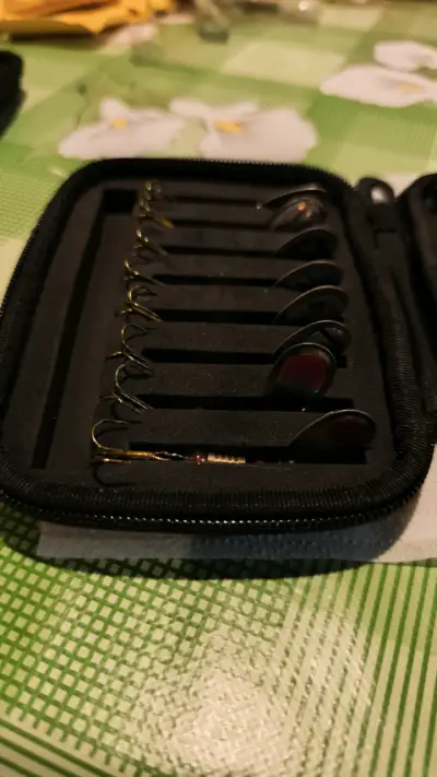 Estuche con 16 cucharillas de pesca de truchas - miniatura 3