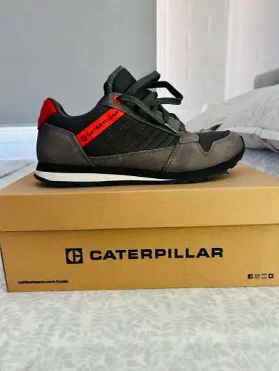 Zapatillas Caterpillar gris y roja - miniatura 1