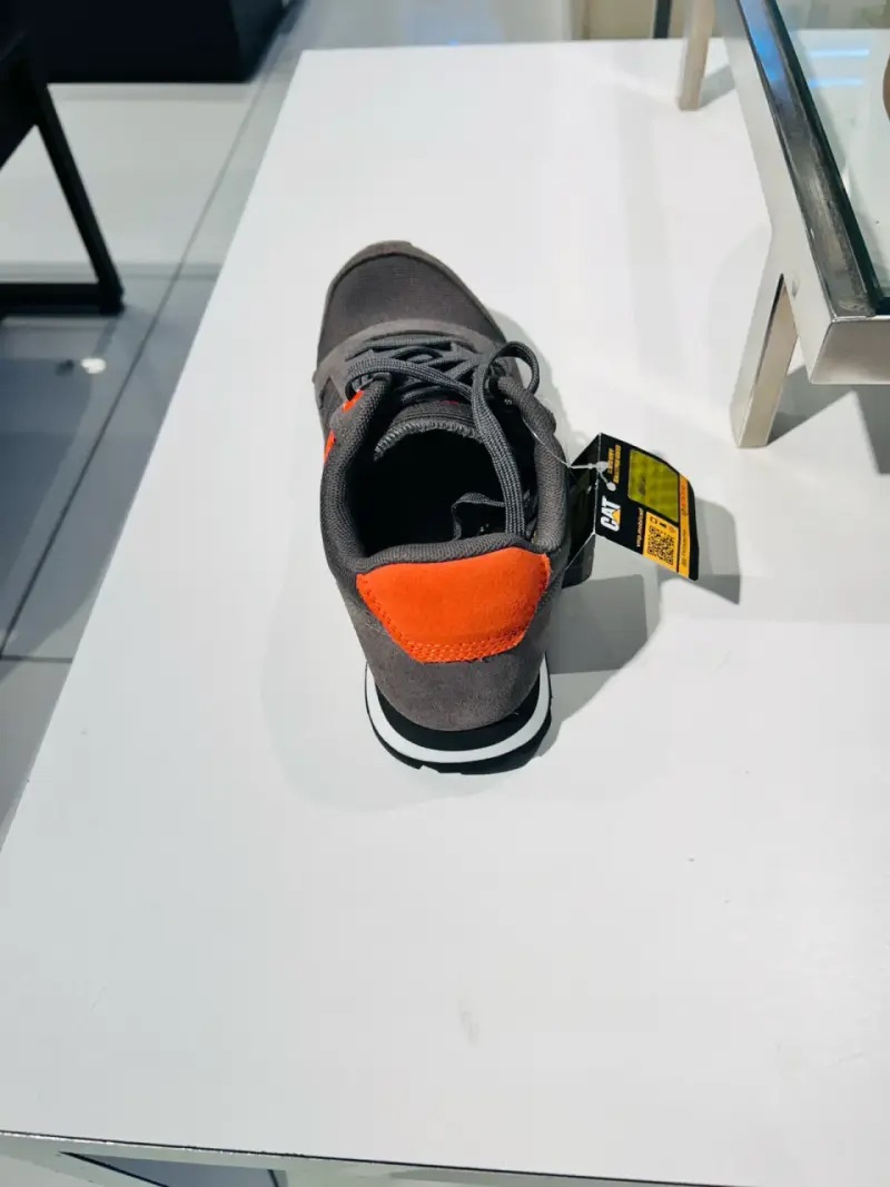 Zapatillas Caterpillar gris y roja - 5