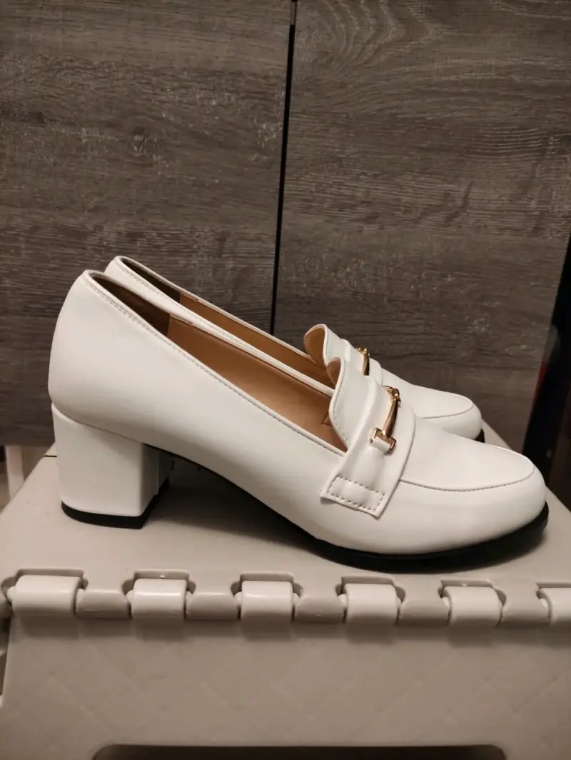 Zapatos mocasines blancos con taco - 1