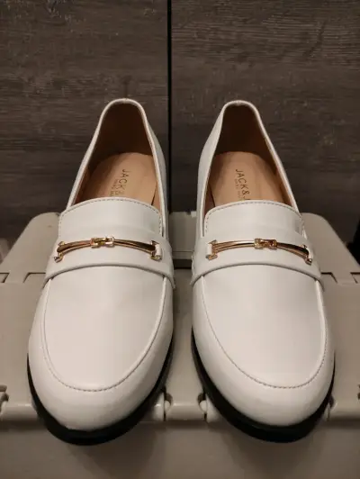 Zapatos mocasines blancos con taco - miniatura 2