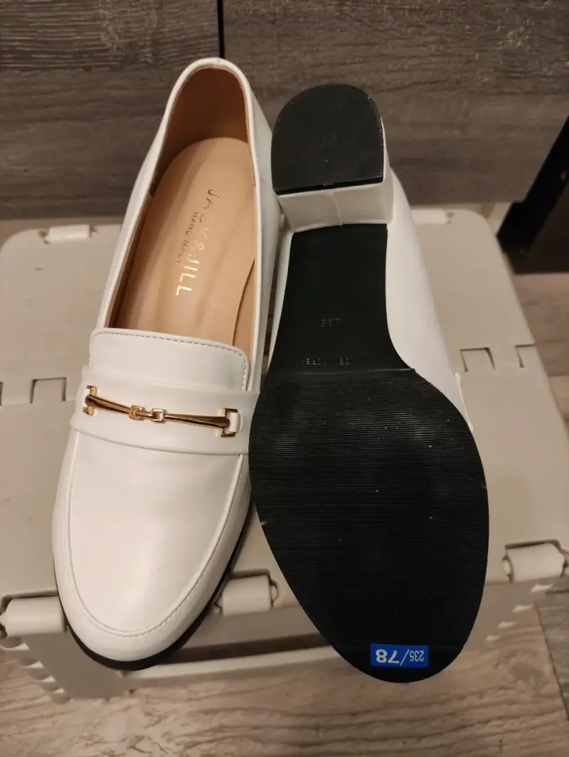Zapatos mocasines blancos con taco - 4