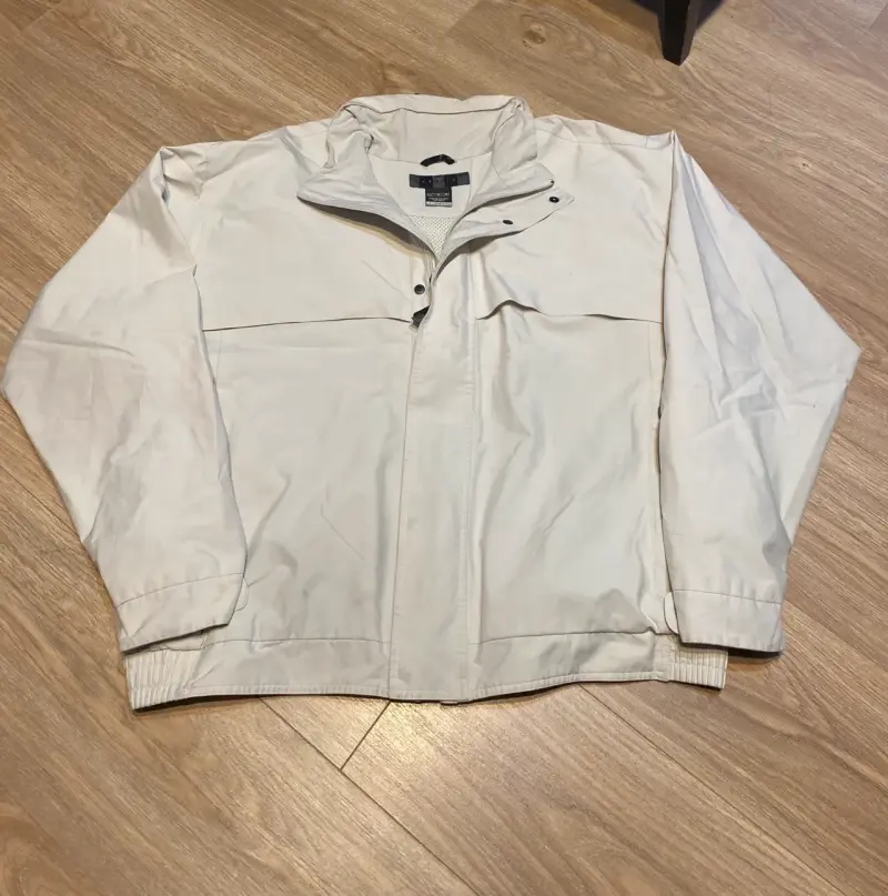 Chaqueta cortavientos blanca - 1