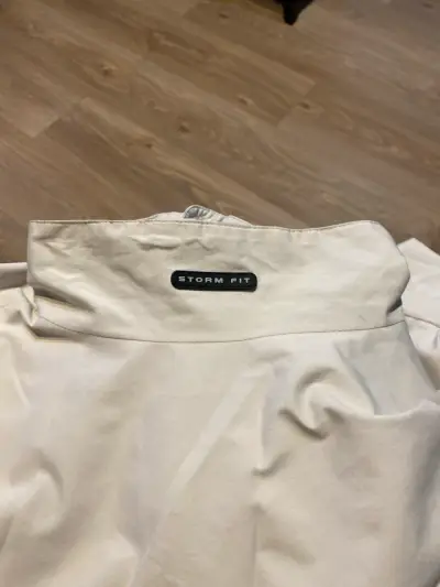 Chaqueta cortavientos blanca - miniatura 4