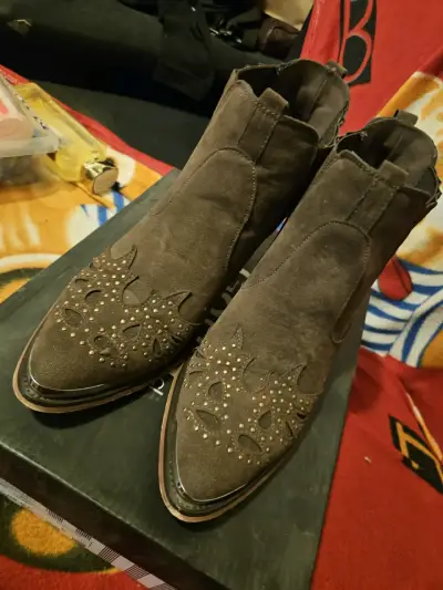 Botines de gamuza marrón con diseño - miniatura 1