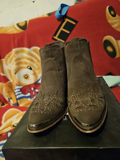 Botines de gamuza marrón con diseño - miniatura 2