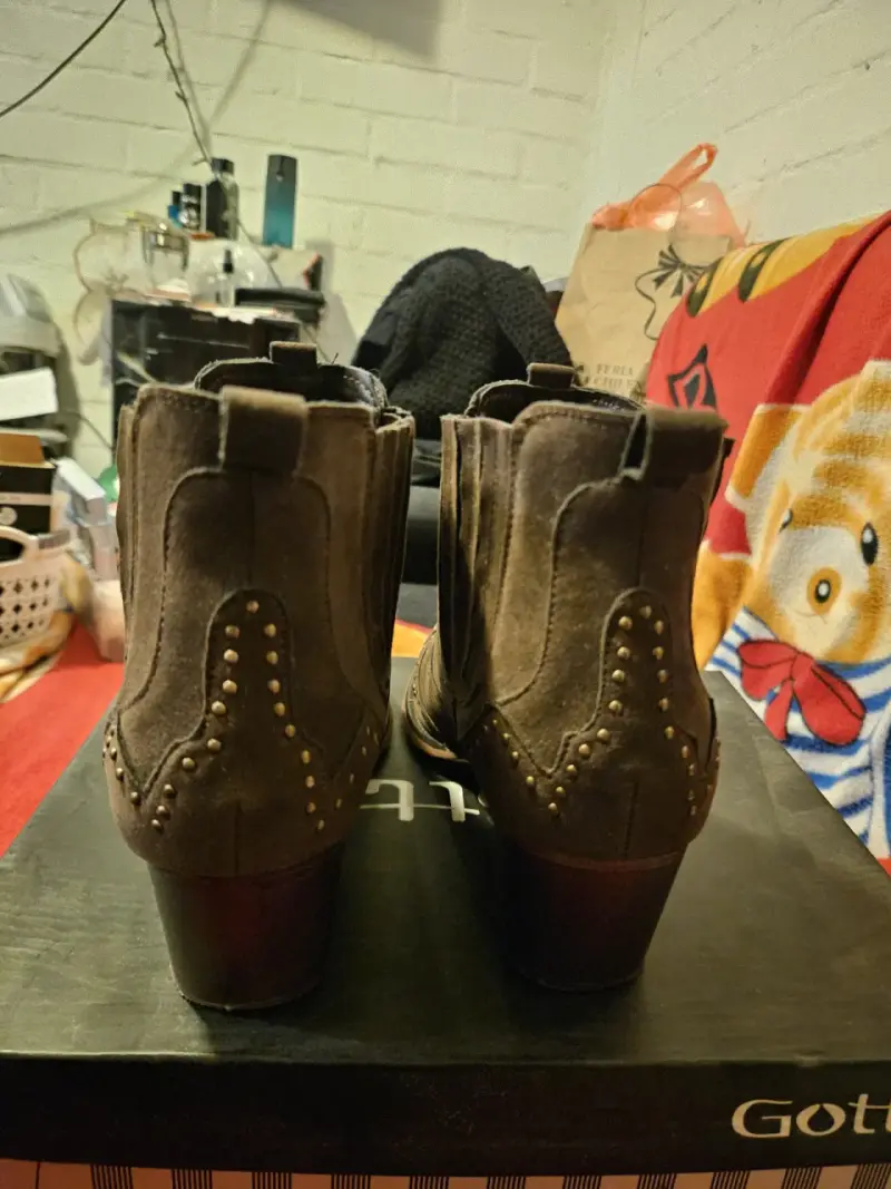 Botines de gamuza marrón con diseño - 3