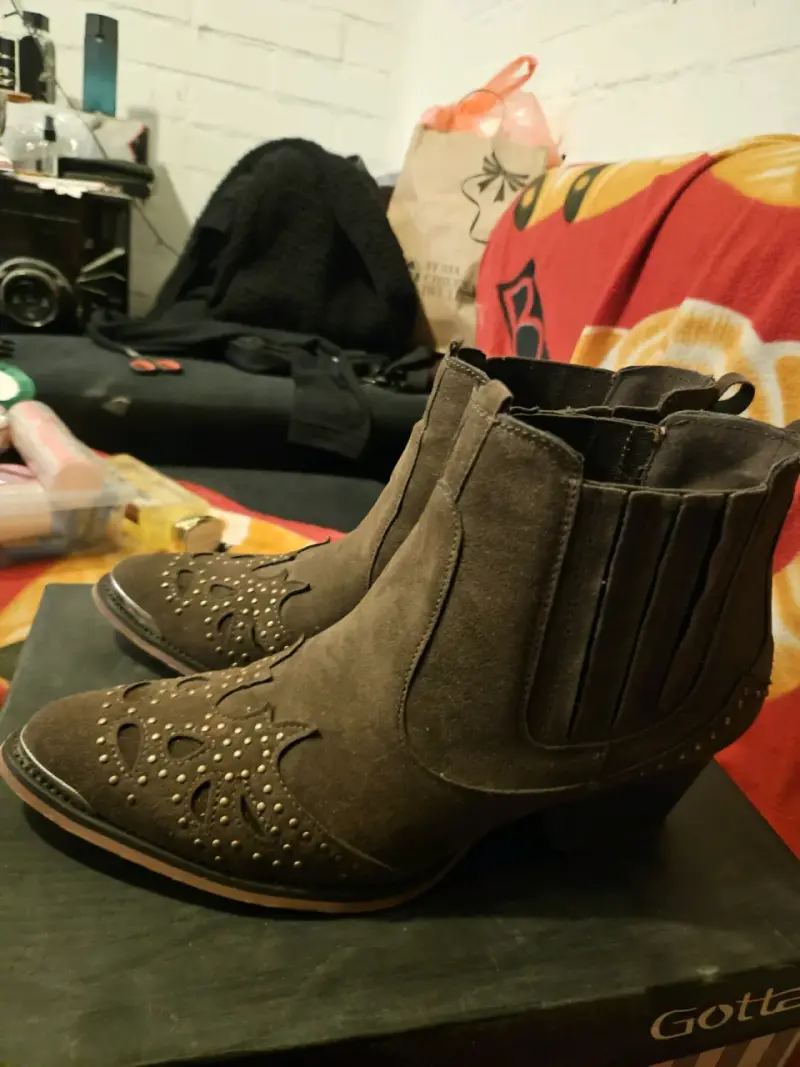 Botines de gamuza marrón con diseño - 4