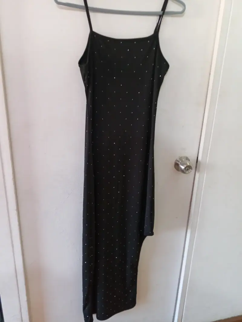 Vestido negro con detalles brillantes